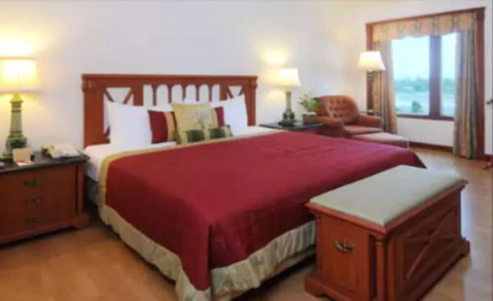 The Orchid Hotel Mumbai Vile Parle Exterior photo A bedroom at the hotel