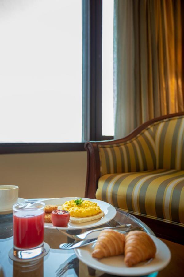 The Orchid Hotel Mumbai Vile Parle Exterior photo A settee