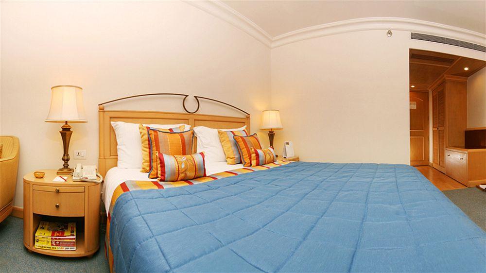 The Orchid Hotel Mumbai Vile Parle Exterior photo A bedroom at the hotel