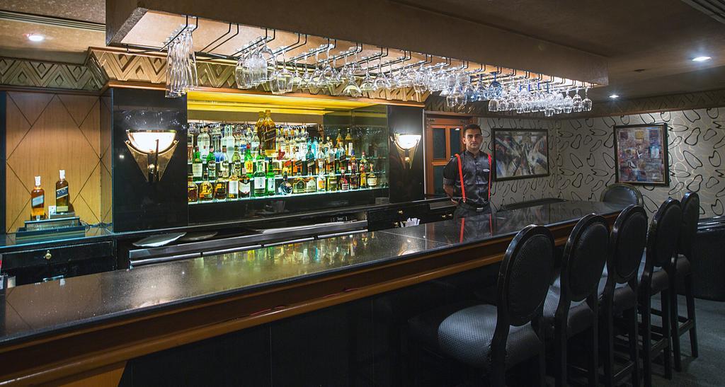 The Orchid Hotel Mumbai Vile Parle Exterior photo The bar at the 21 Club