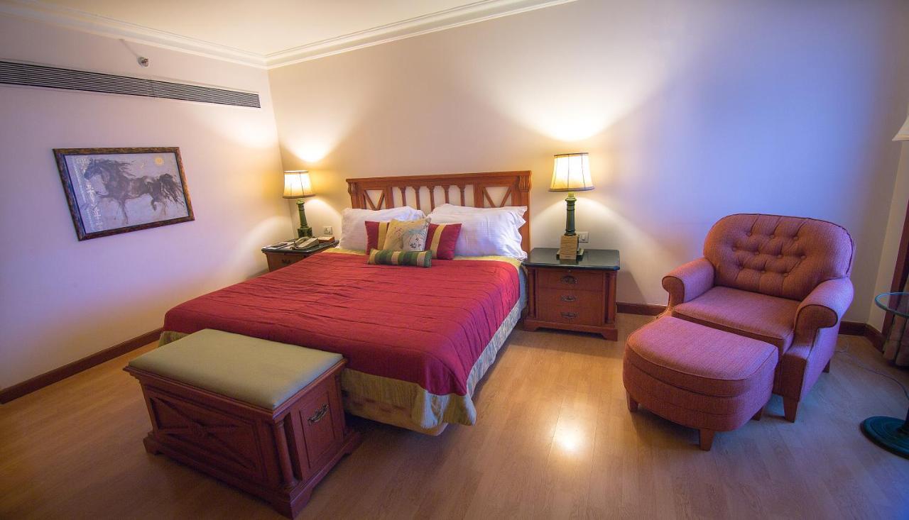 The Orchid Hotel Mumbai Vile Parle Exterior photo A bedroom at the Taj Bengal
