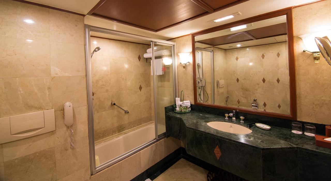 The Orchid Hotel Mumbai Vile Parle Exterior photo A shower enclosure with a sliding door