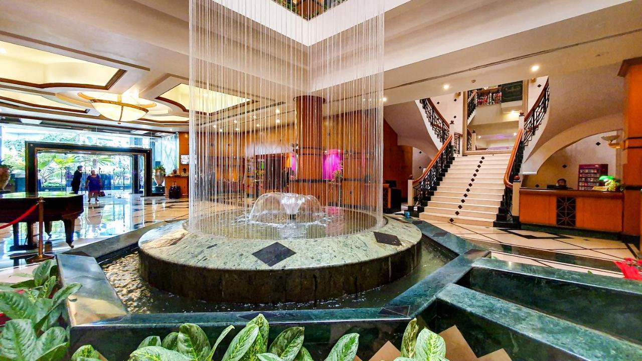 The Orchid Hotel Mumbai Vile Parle Exterior photo The lobby of the hotel