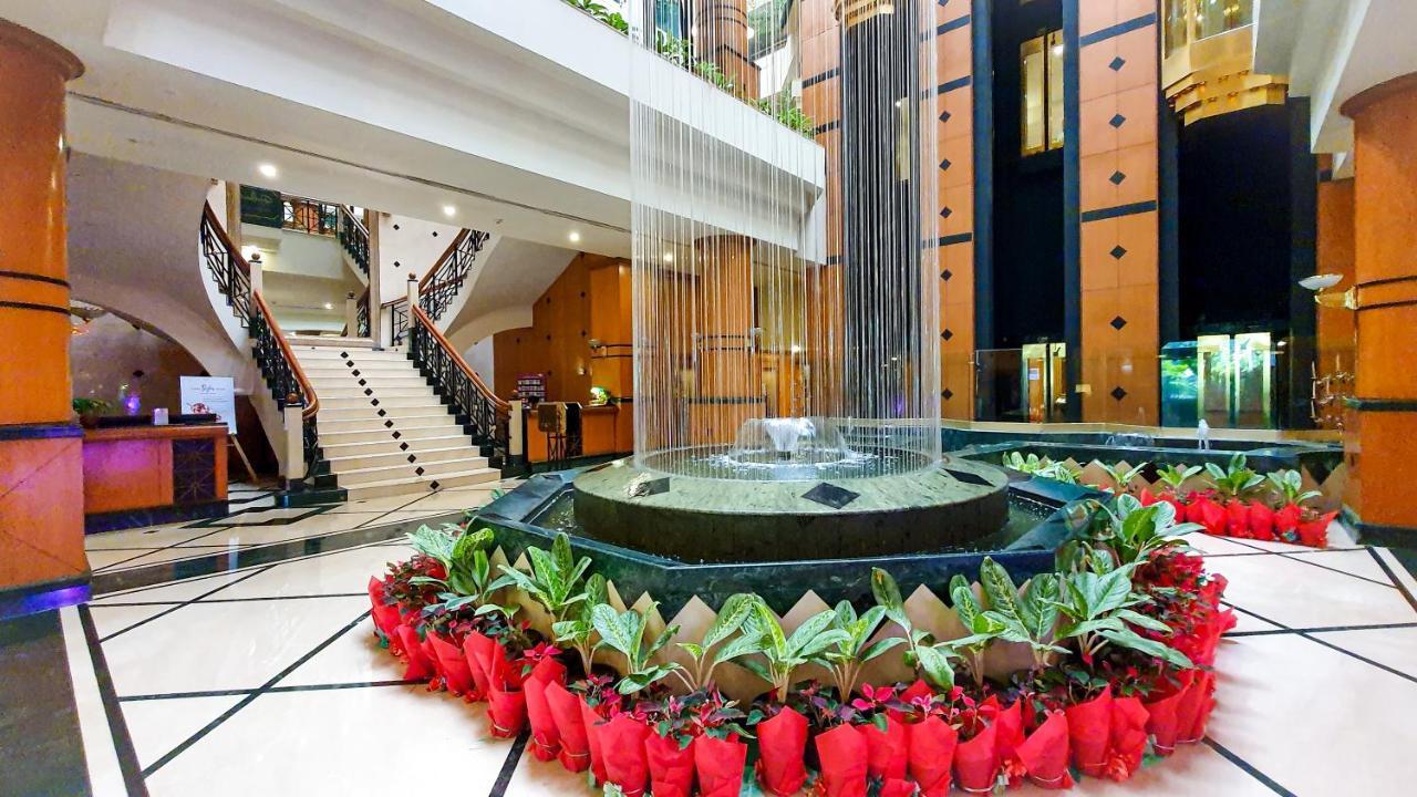 The Orchid Hotel Mumbai Vile Parle Exterior photo Fountain at the lobby