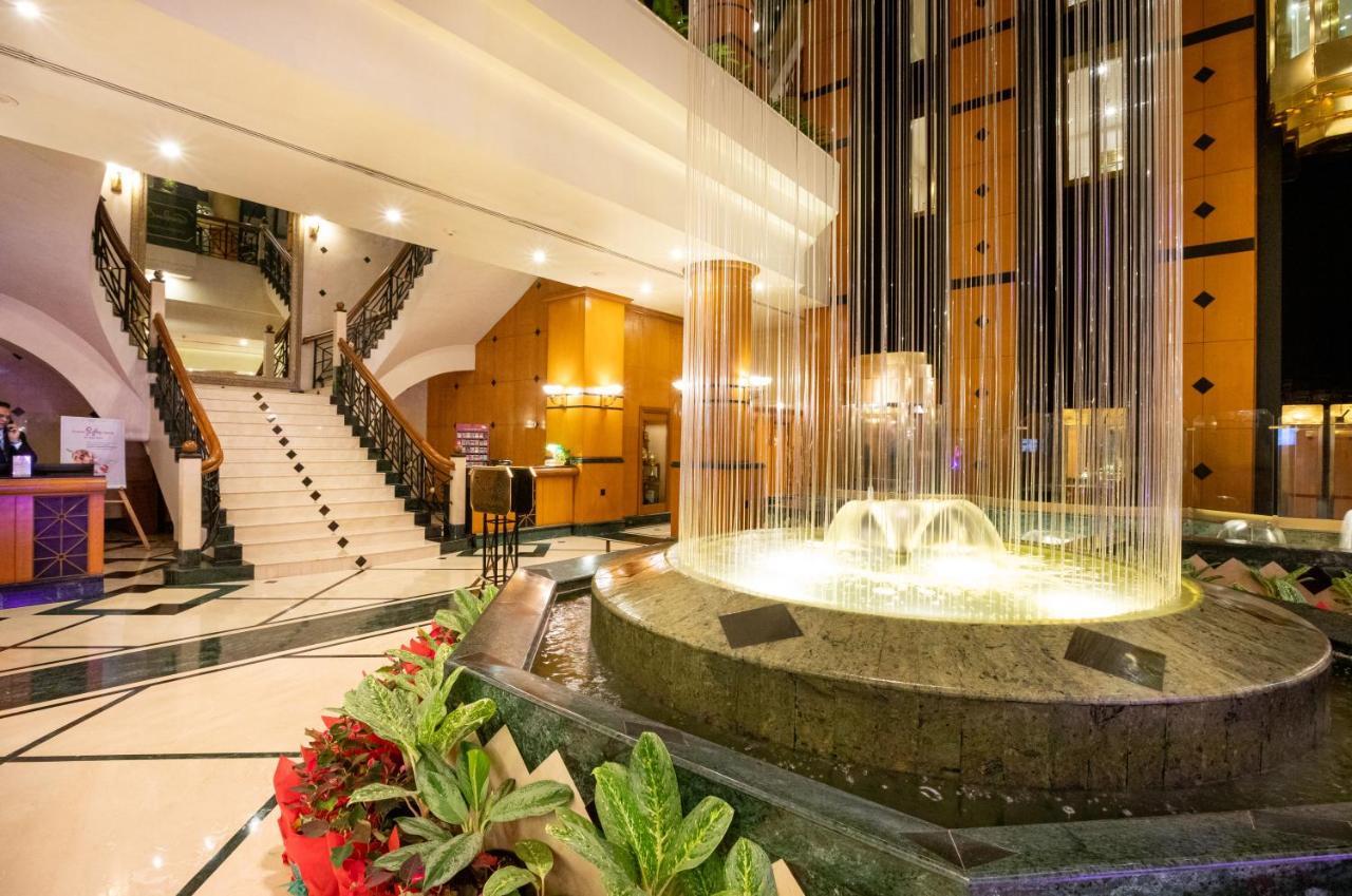 The Orchid Hotel Mumbai Vile Parle Exterior photo Fountain at the lobby